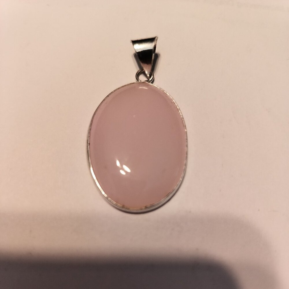 LIGHT ROSE QUARTZ SET IN SILVER PENDANT